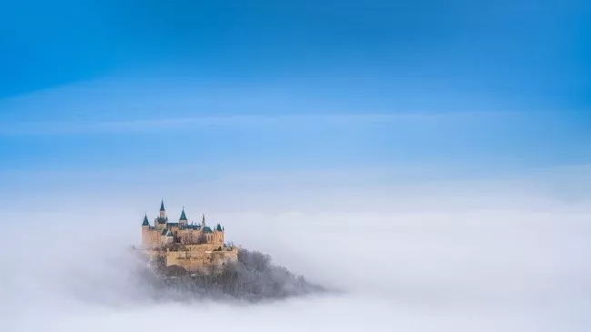 城堡犹如在云中