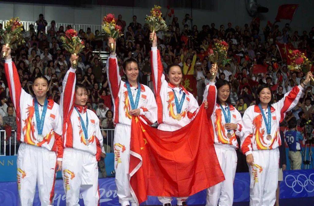 2004年雅典奥运会,领奖服以中国红为主题,李宁公司将中国传统的文化与