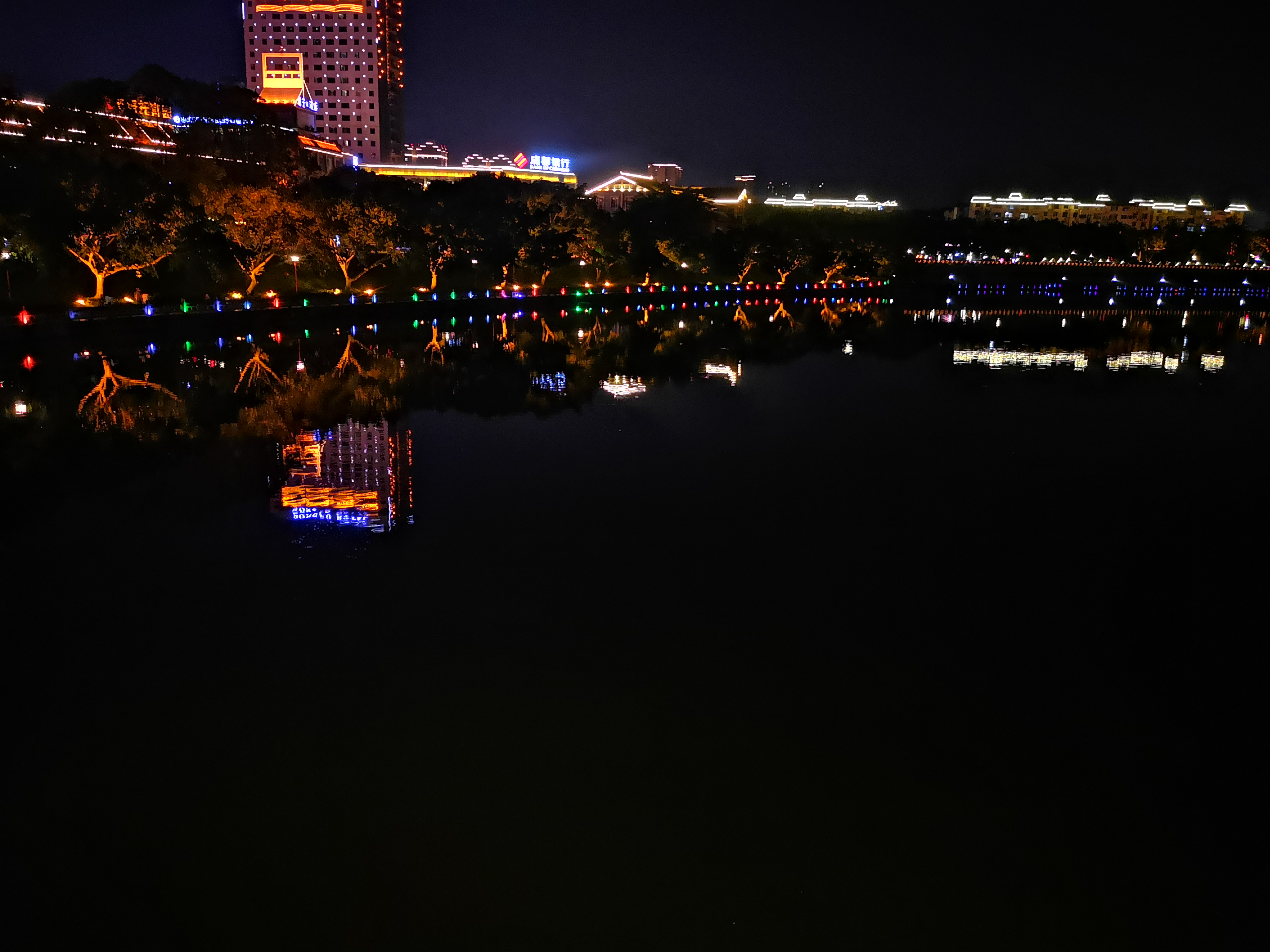 湖边灯光夜景美句图片